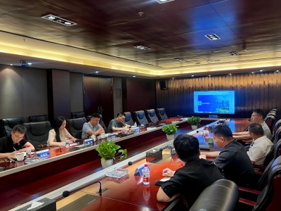 ��Ȫ�и����L(zh��ng)������һ���W�R���¼��F(tu��n)�����{(di��o)��